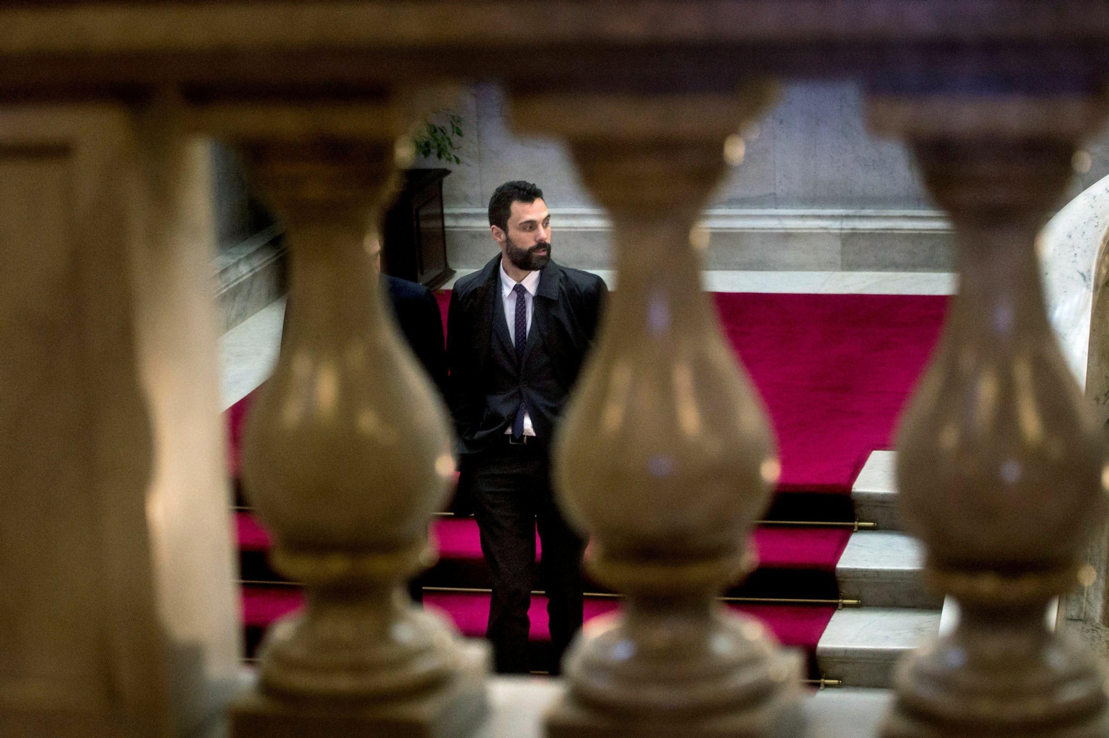 El presidente del Parlament , Roger Torrent , abandona la cámara catalana.
