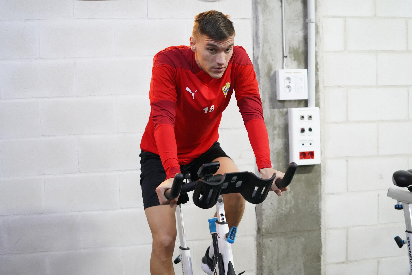 Maras realizando bicicleta estática a modo de calentamiento