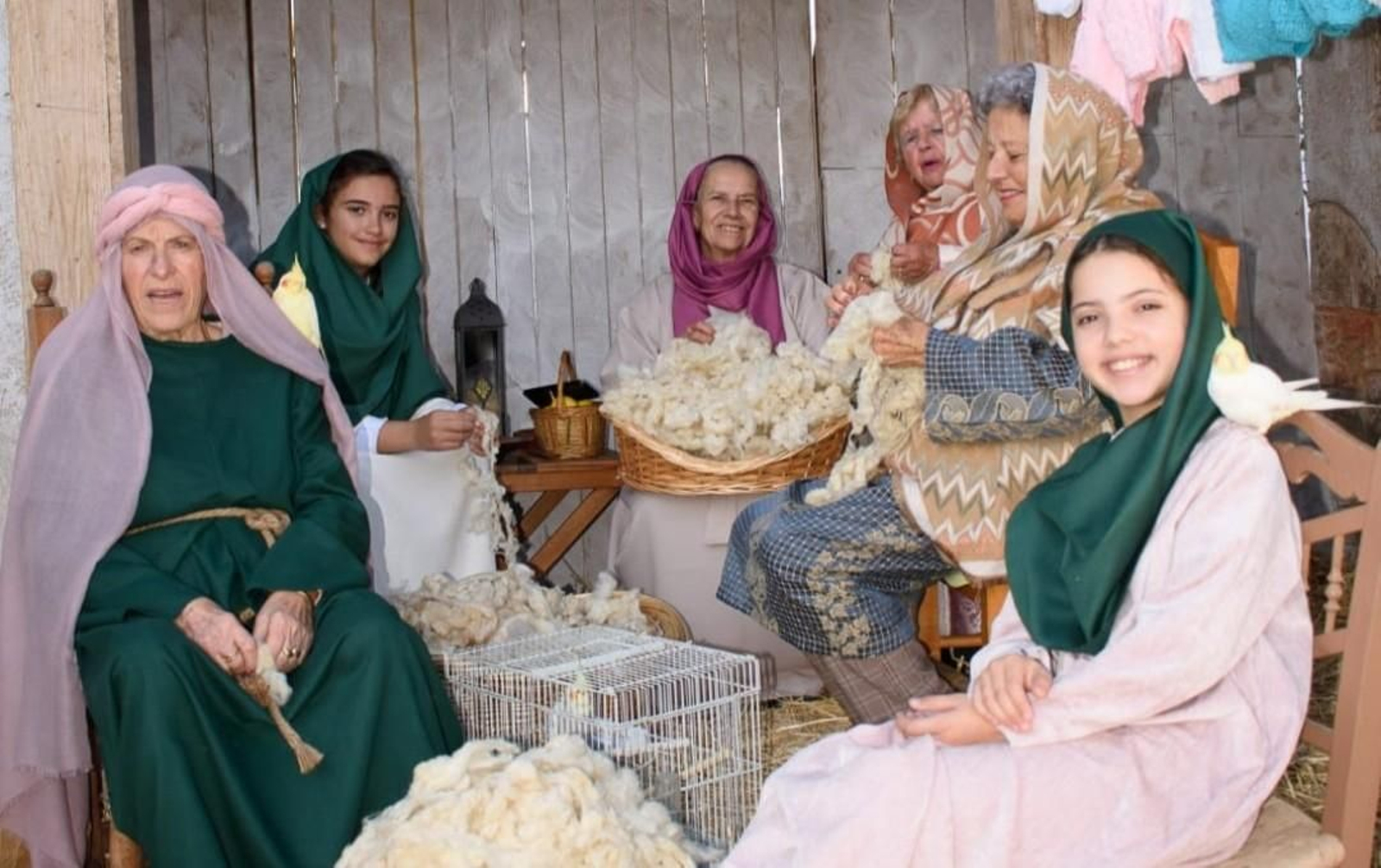 Imagen de archivo de un grupo de vecinas de Coto de Bornos participando en el Belén Viviente