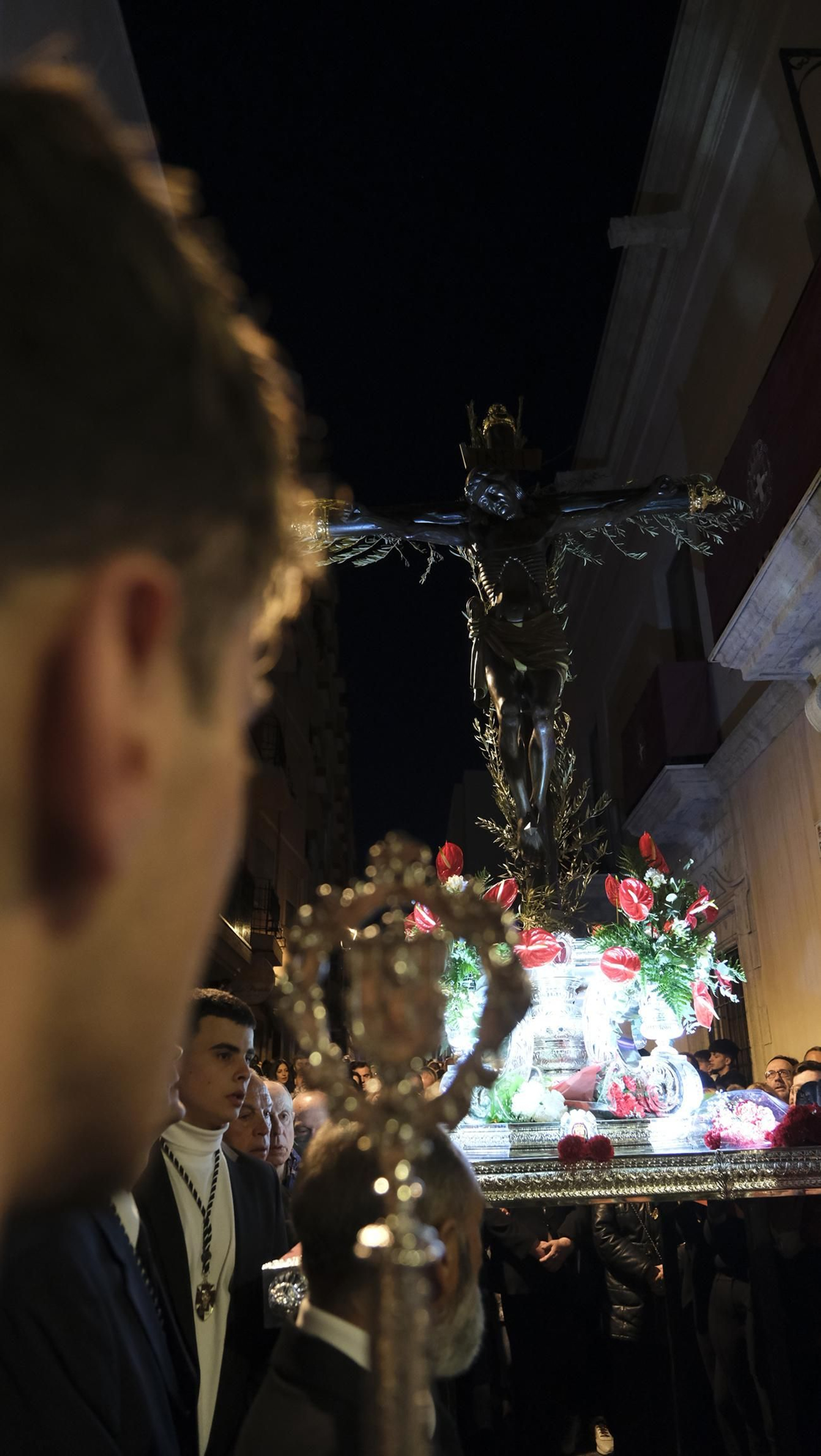 Procesión del Vía Crucis-Cristo de la Escucha en Almería, en imágenes