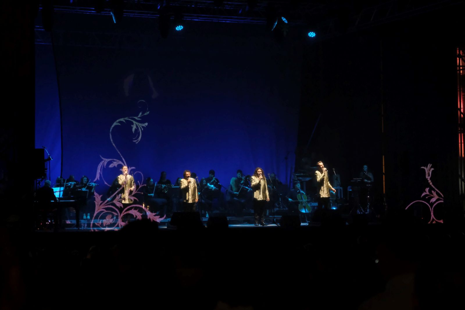 Los Cantores de Híspalis actúan en La Corredera, en imágenes