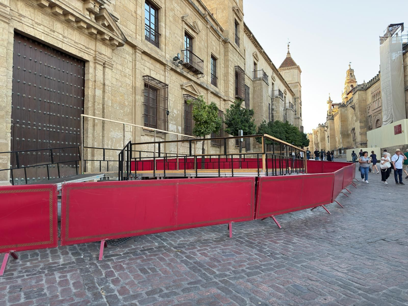 Preparativos de la carrera oficial del Magno Vía Crucis.