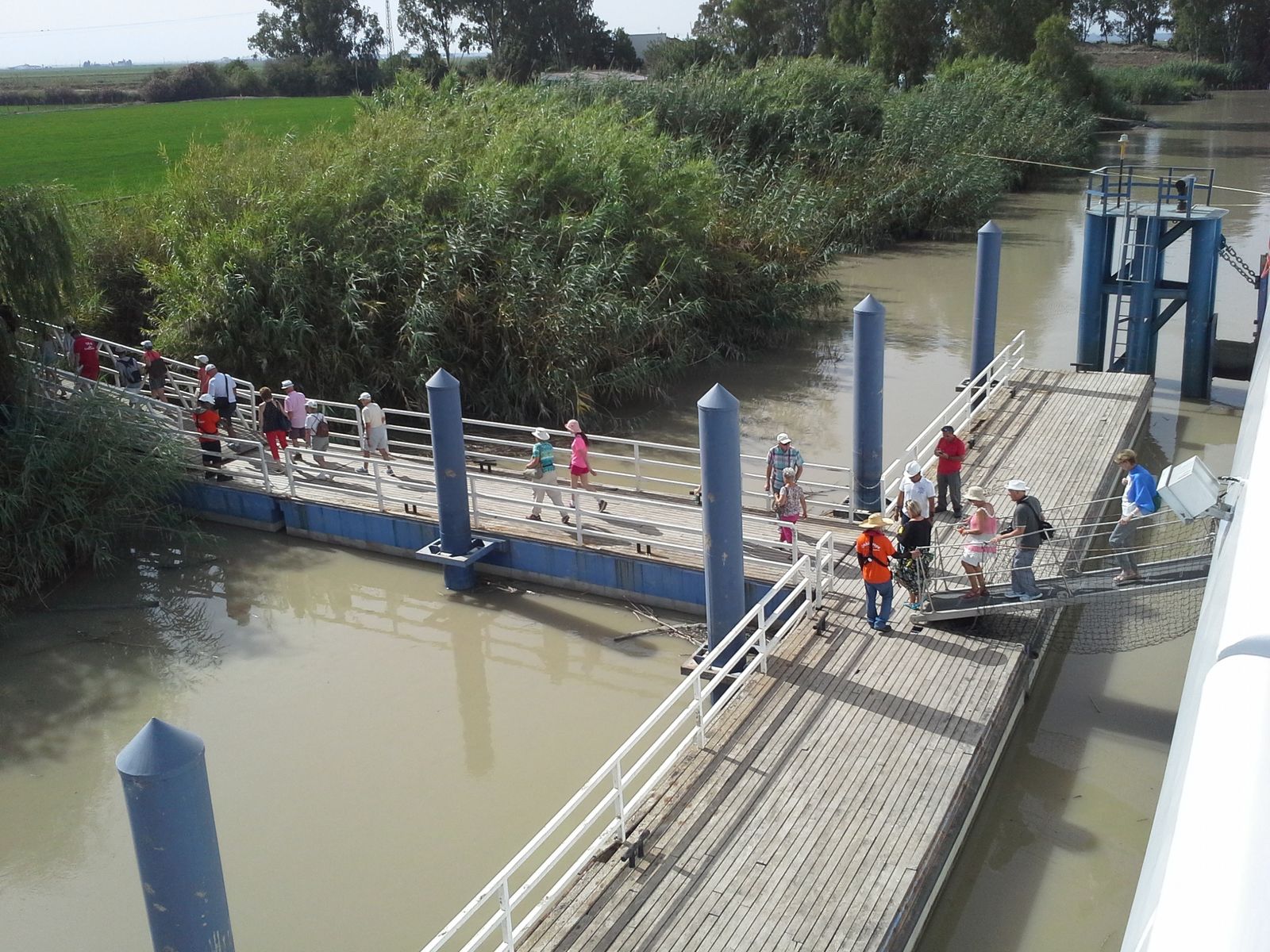 Cruceristas en el embarcadero que construyó la Diputación y que ya funciona, también en la zona de Isla Mínima.