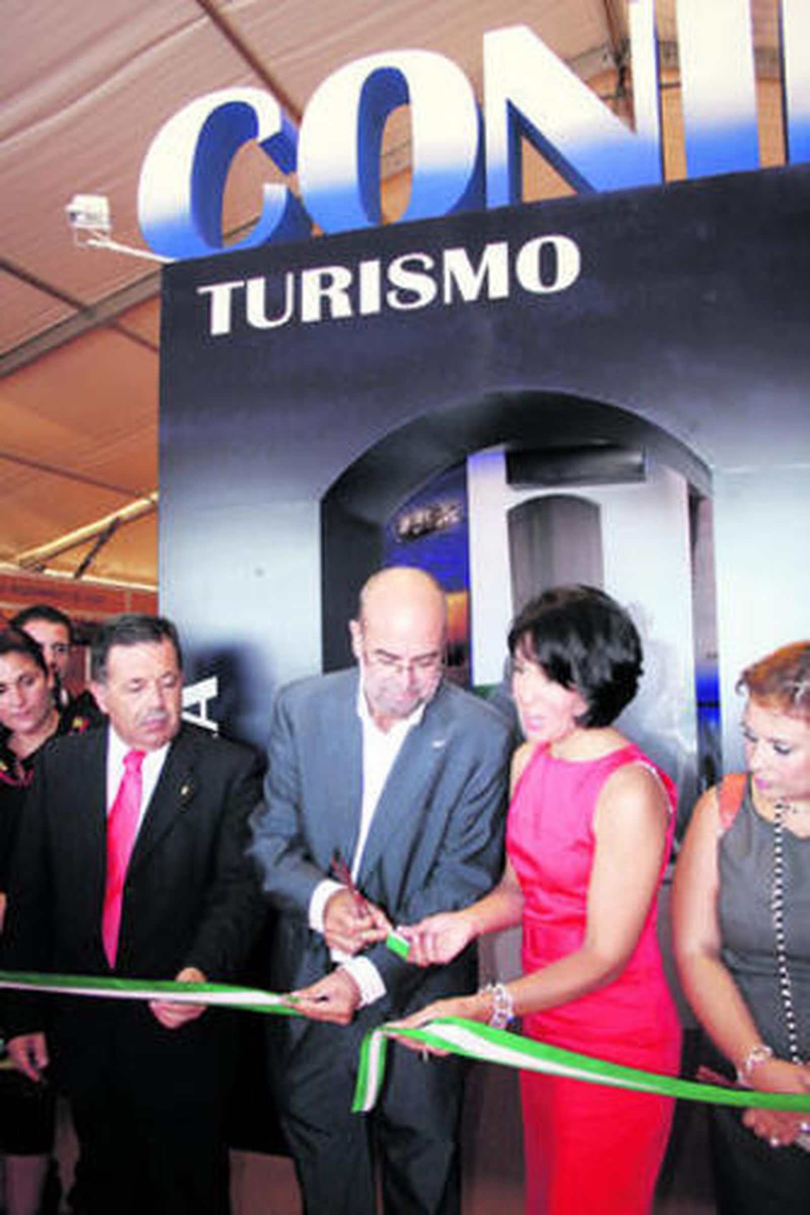 Corte de la cinta en la inauguración de la Feria de Comercio y Turismo.