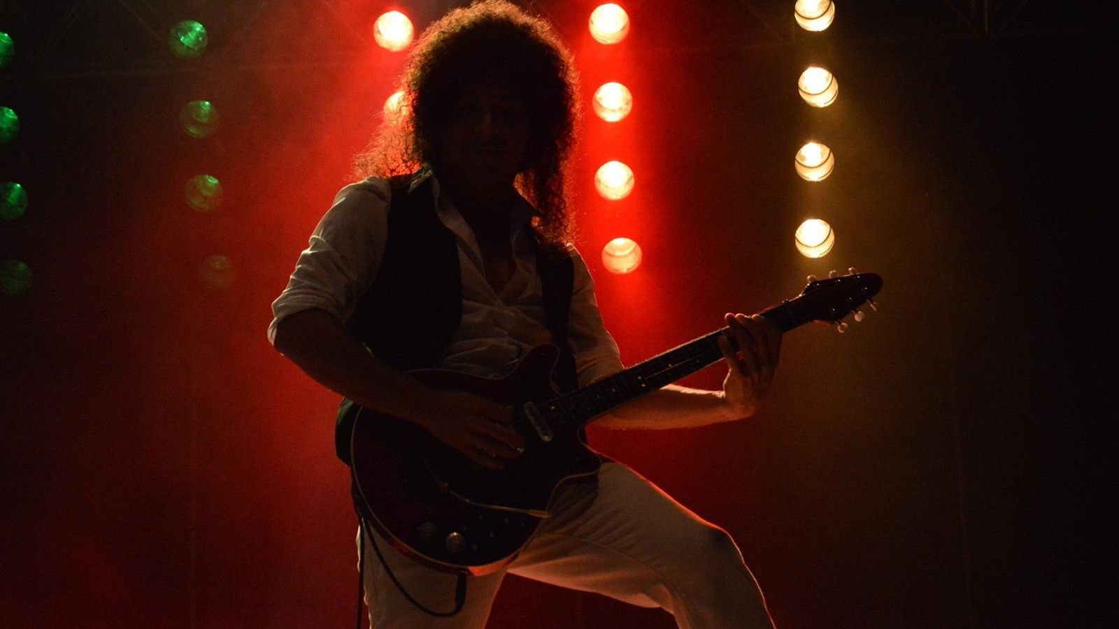 El guitarrista de la banda, emulando a Brian May.