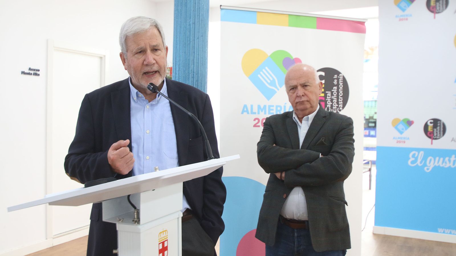 Mariano Palacín durante su intervención acompañado por Pedro Palacios