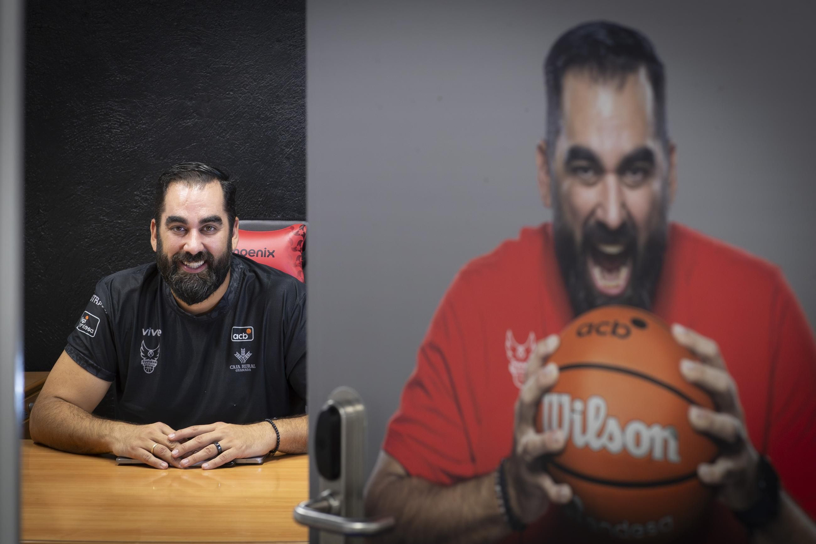 Ramón Díaz, entrenador del Covirán Granada, en su despacho en el Palacio de Deportes.