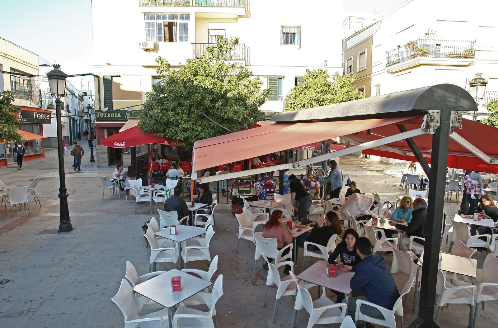 Varias terrazas en el Paseo de la Constitución.