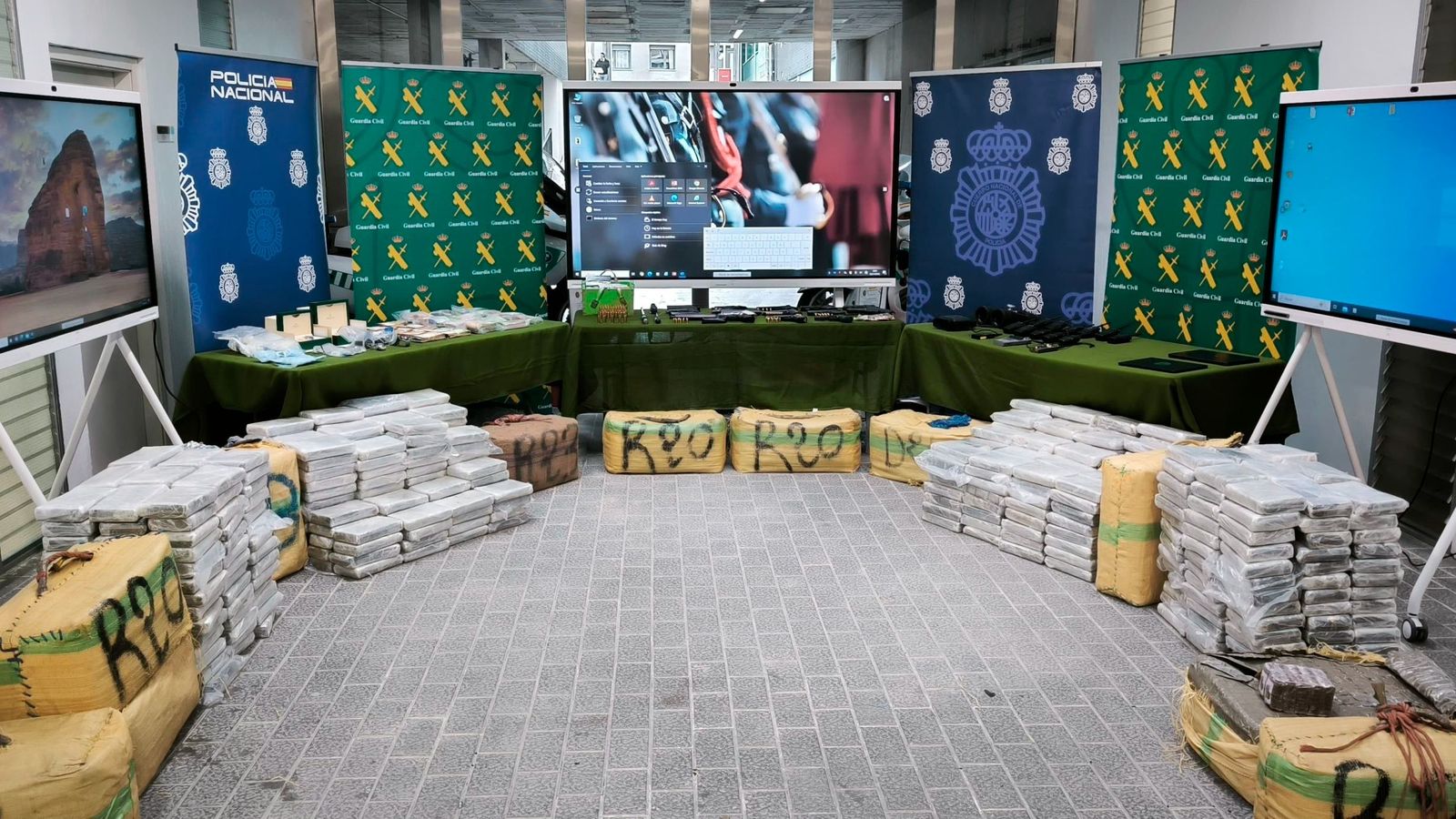 Efectos y drogas intervenidos en una operación de la Policía Nacional y la Guadia Civil contra una red de narcotráfico y blanqueo de capitales, en noviembre de 2025.