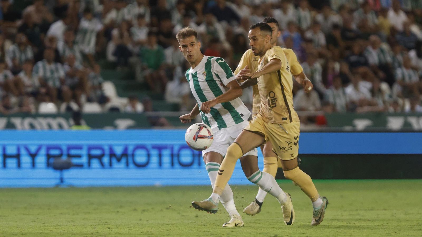 Ander Yoldi intenta superar a Manu Molina en un momento del Córdoba CF - Málaga CF.