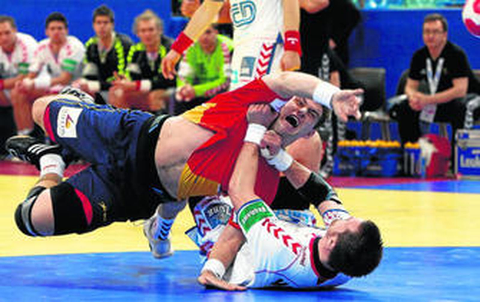 Julen Aguinagalde intenta el lanzamiento mientras es agarrado por el checo Vaclav Vrany.