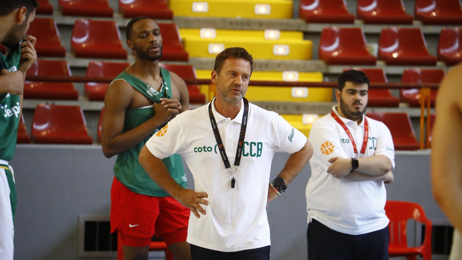 Alfredo Gálvez, técnico del Coto Córdoba, en un entrenamiento de su equipo.