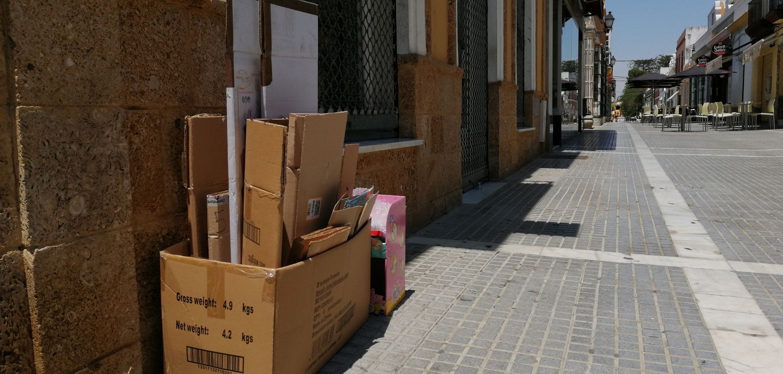 Cartón a la espera de ser recogido en la puerta de un establecimiento de la zona centro