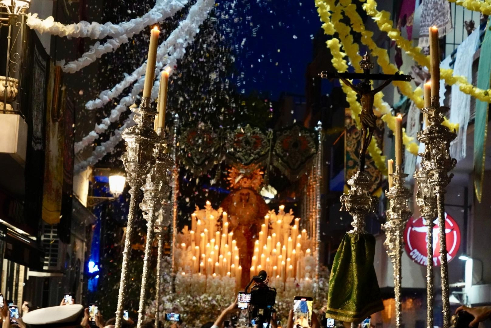 Imágenes de la procesión extraordinaria de la Virgen de la Esperanza por las calles de Huelva