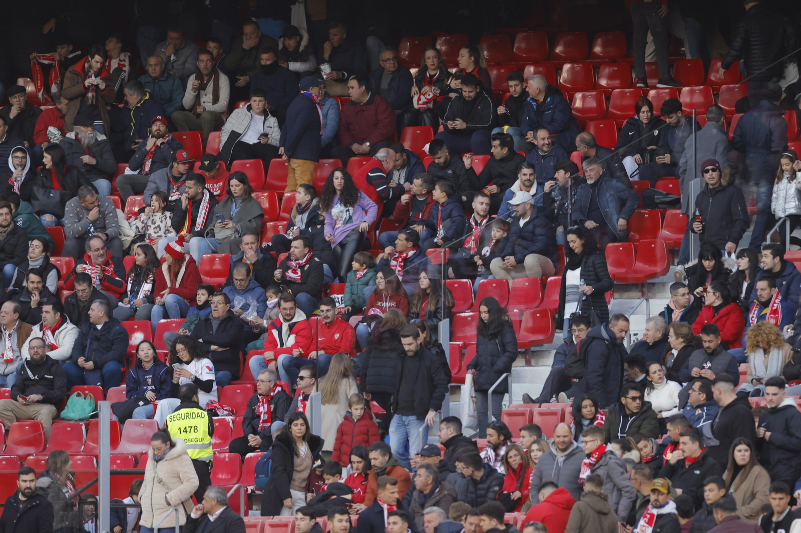 Búscate en las fotos del Sevilla-Elche
