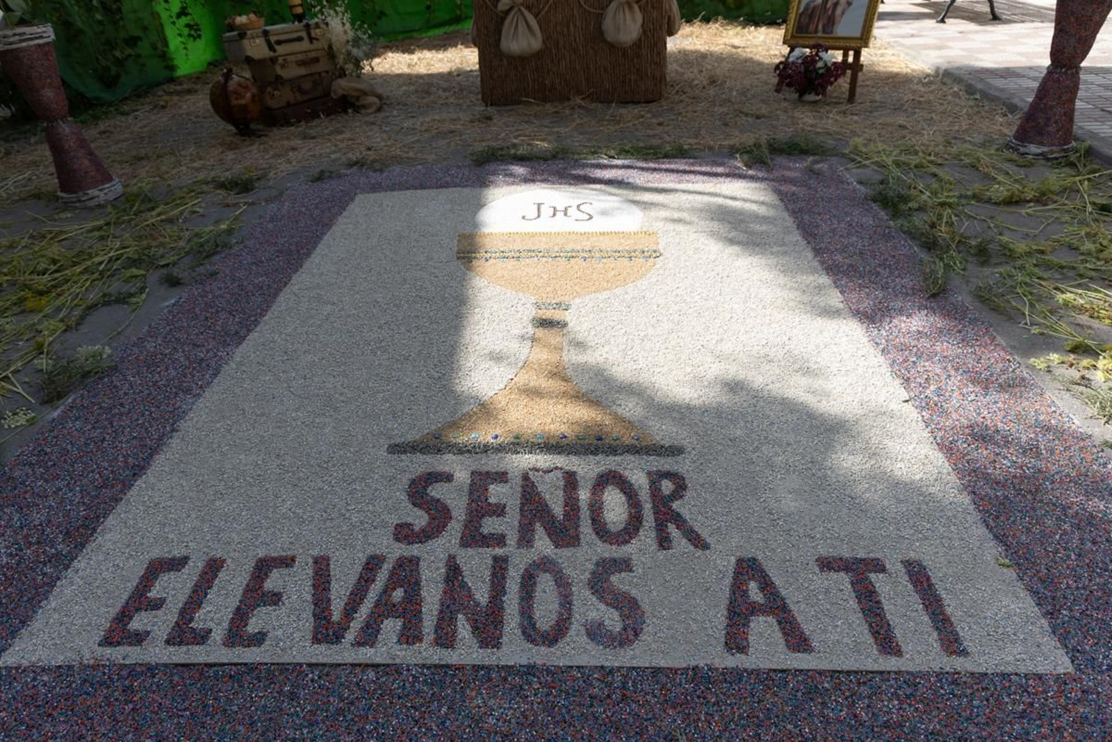 Los vecinos de Villardompardo exponen las obras de su Corpus un año más, en imágenes