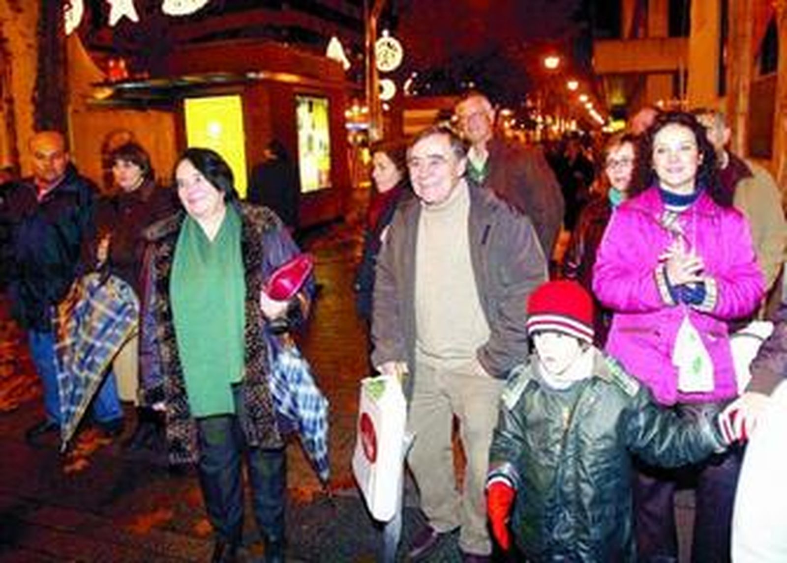 Miembros del coro La Unión realizan su actuación callejera en el centro.