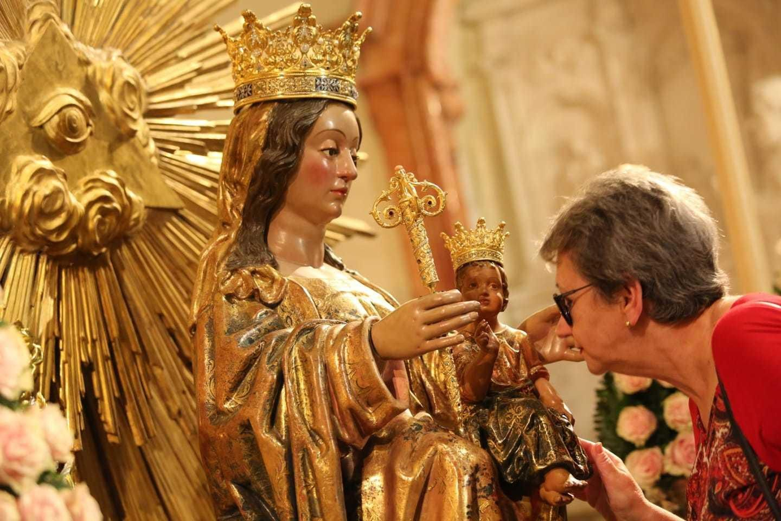 La Virgen de la Victoria en besamanos en la Catedral.