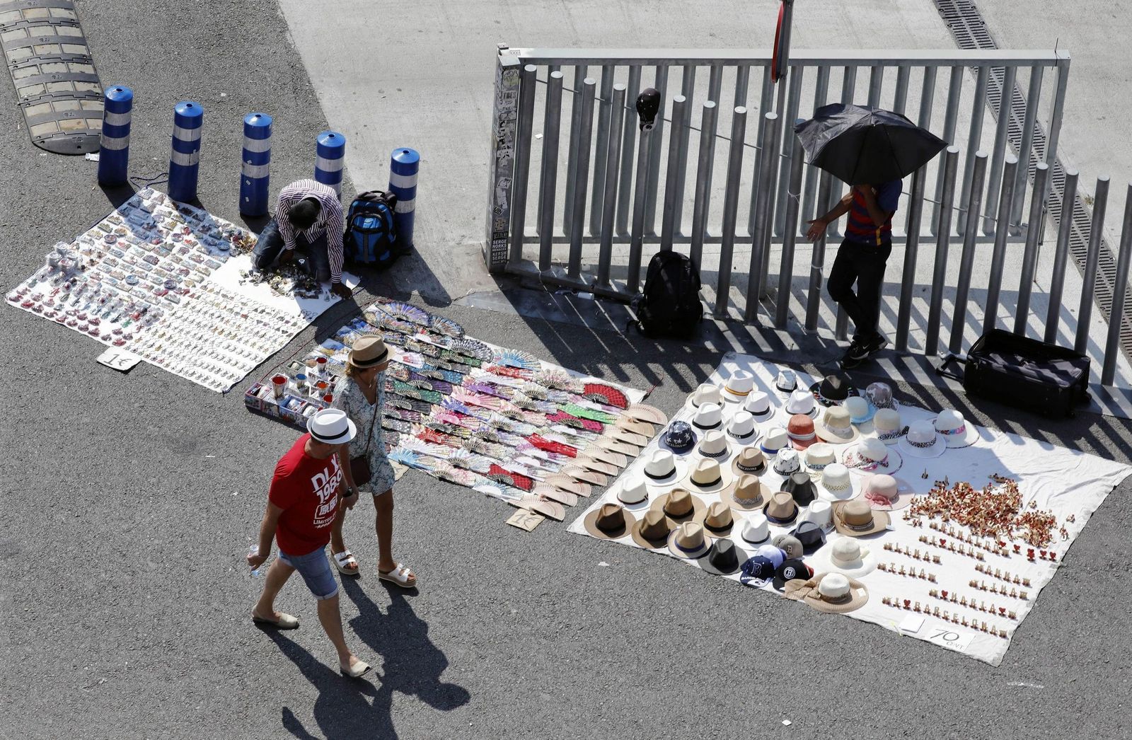 Varios vendedores ambulantes colocan el género en sus mantas en Barcelona.