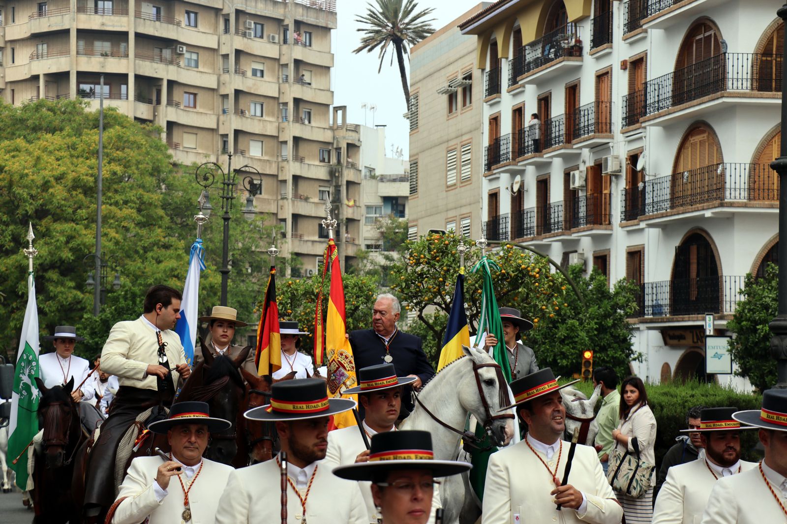 El Rocío 2023: Imágenes de la Hermandad de Emigrantes en su salida de Huelva