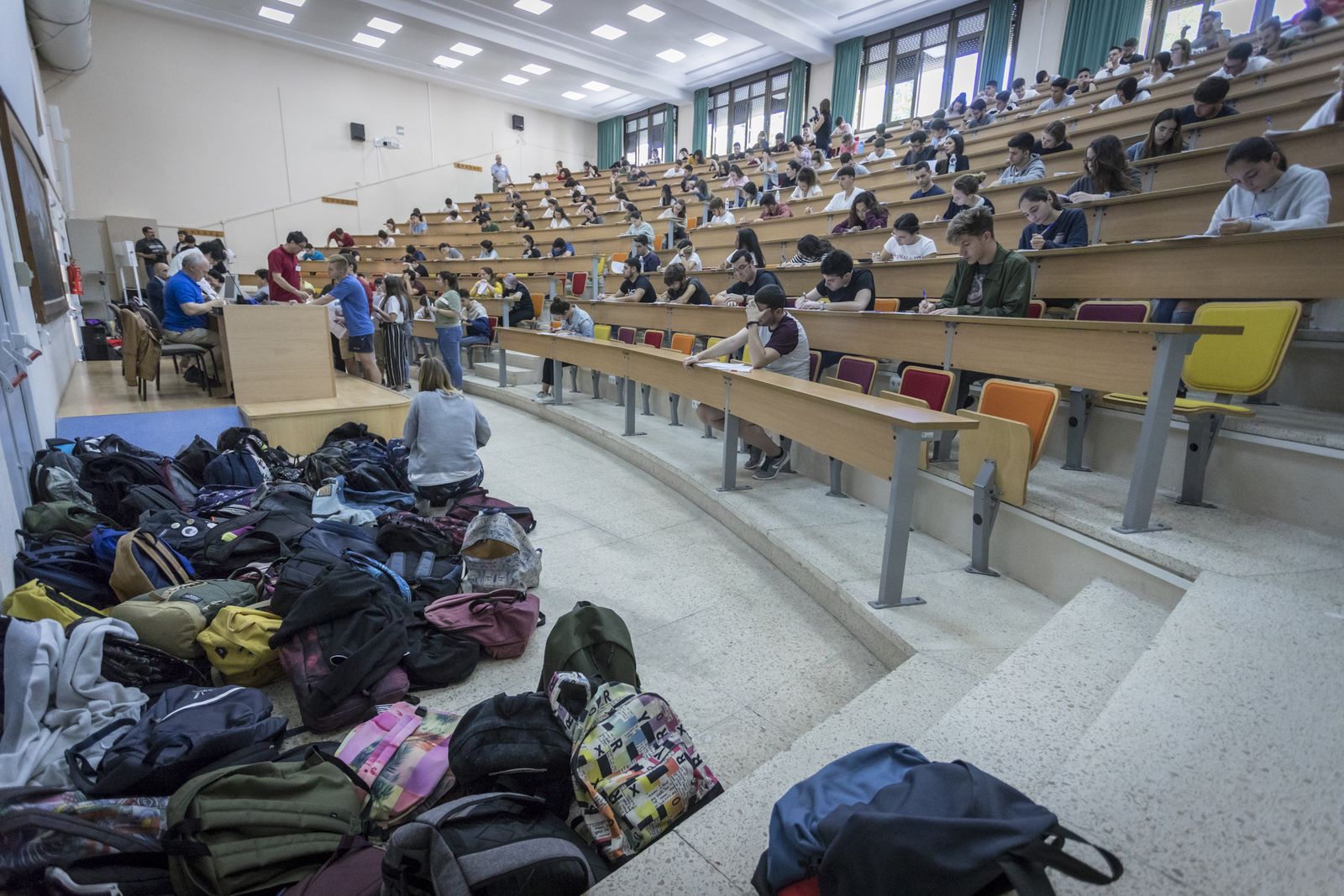 Mochilas amontonadas en un aula de la Facultad de Medicina durante un examen.