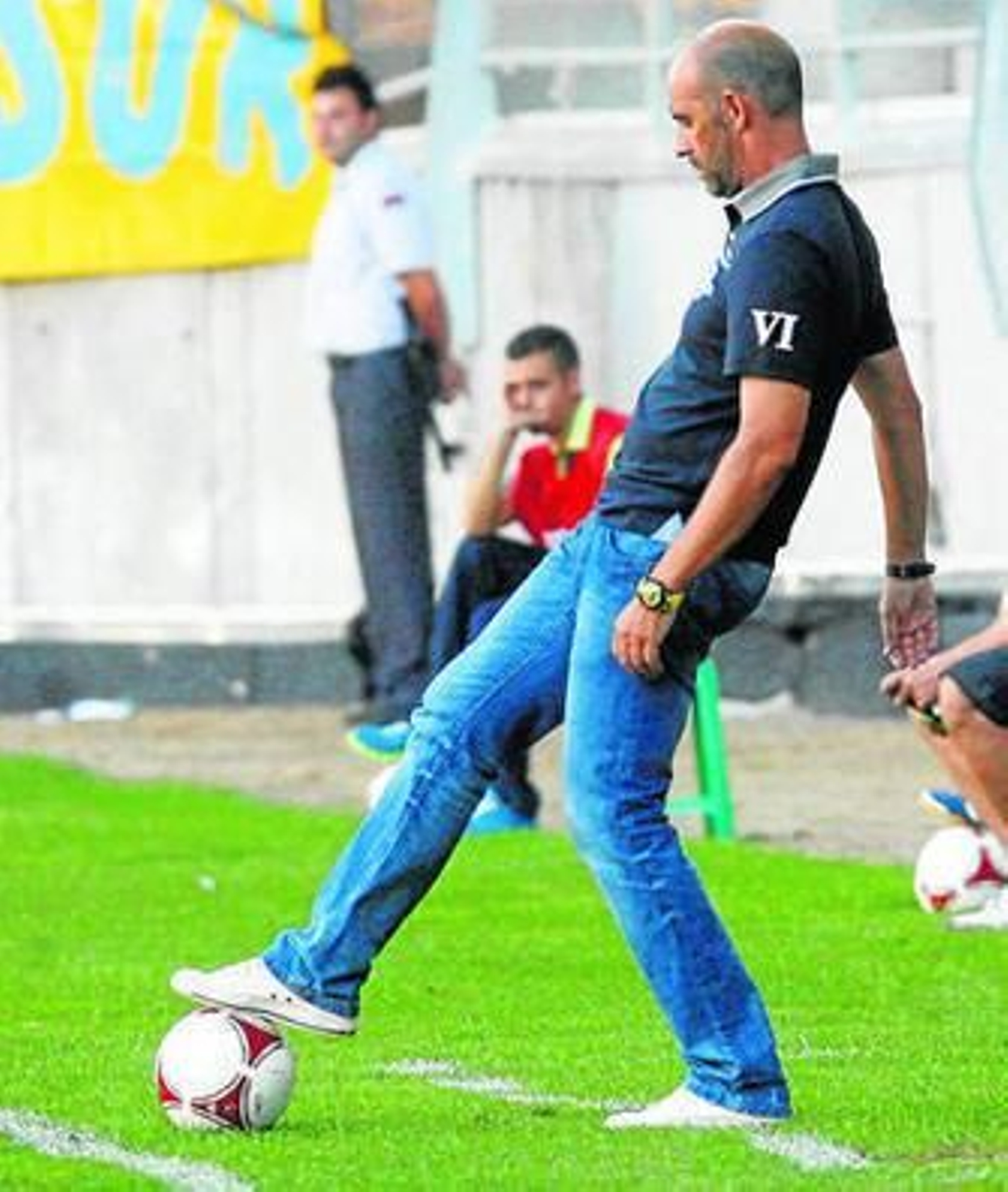 Monteagudo controla el balón en la banda durante el partido contra el San Roque.
