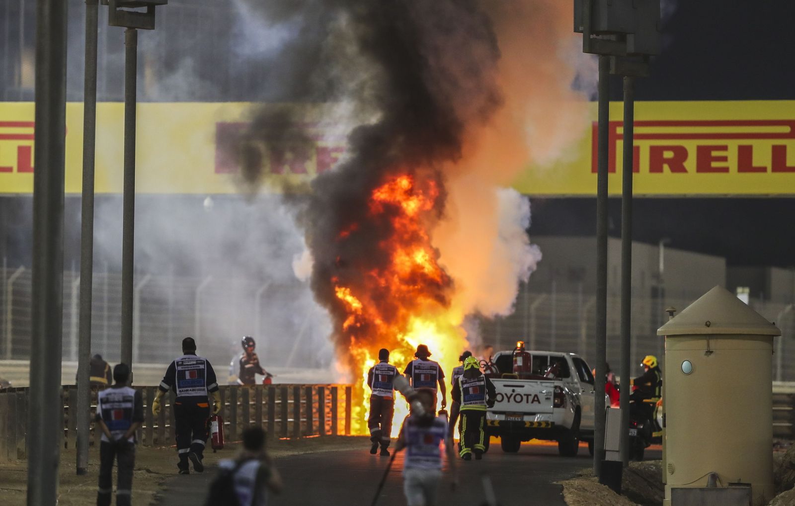 Momento en el que el monoplaza de Grosjean sale ardiendo al inicio del Gran Premio de Baréin.
