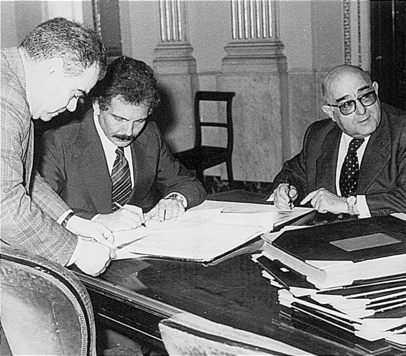 Carlos Díaz, firmando el acta económica junto al ya exalcalde Emilio Beltrami