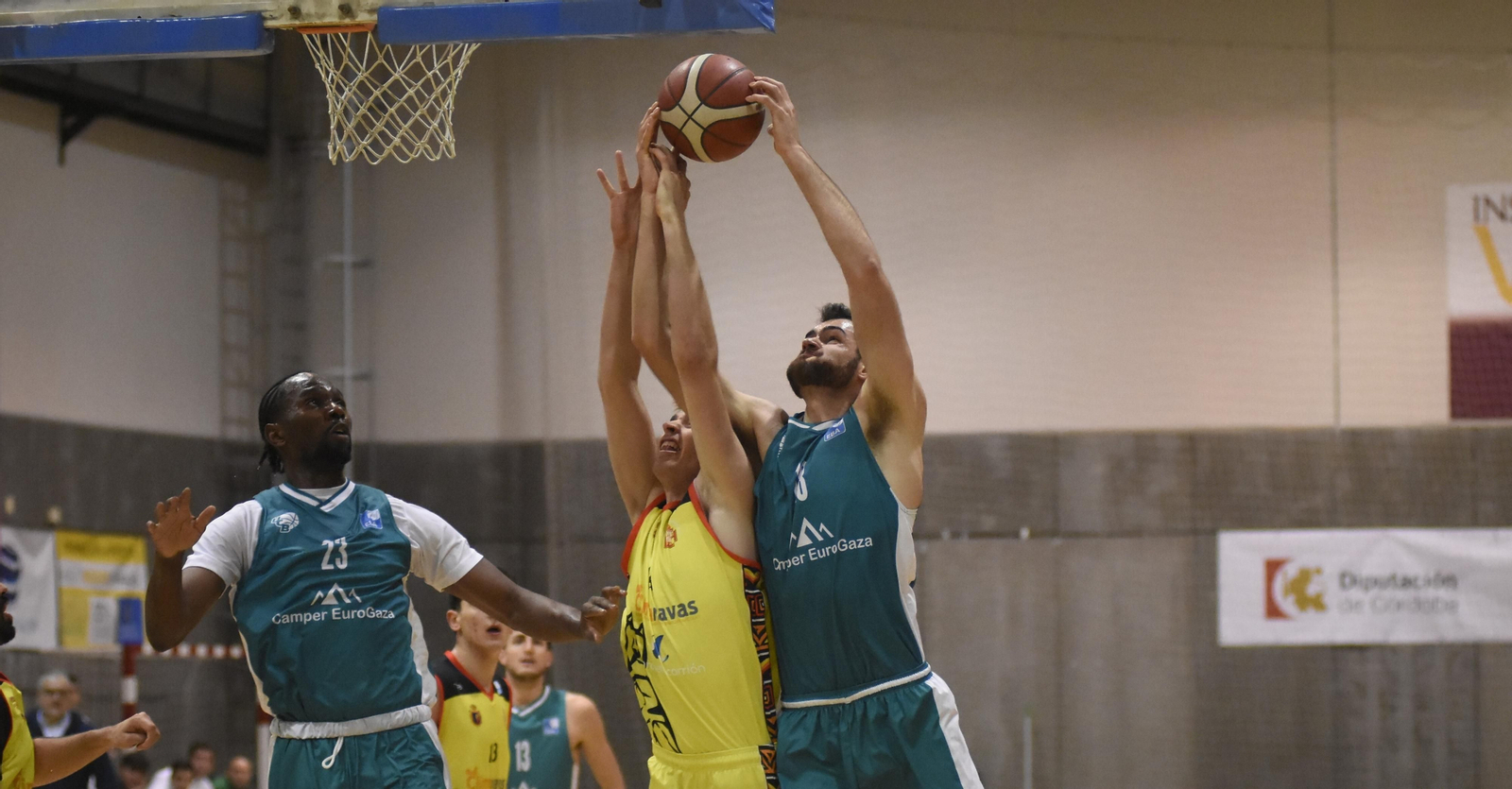 Un lance del duelo entre el UCB Camper Eurogaza y el Climanas Agrometal Peñarroya. Un lance del duelo entre el UCB Camper Eurogaza y el Climanas Agrometal Peñarroya.