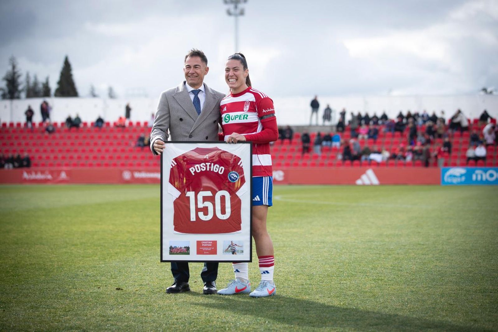Postigo recibiendo una camiseta conmemorativa por sus 150 partidos con el Granada.