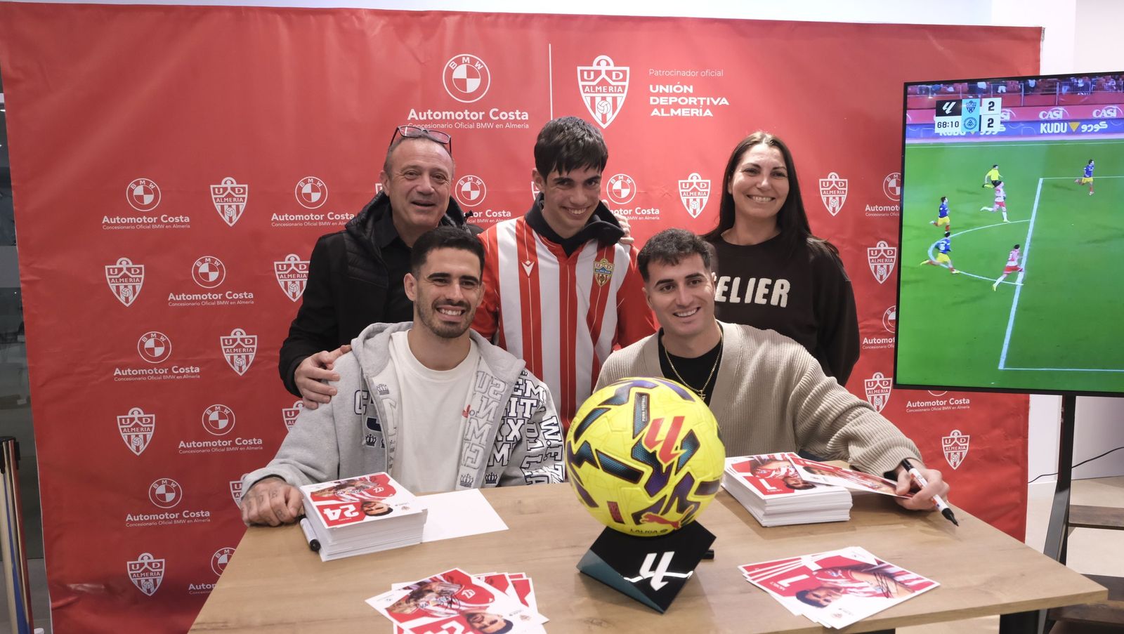 Jon Mocillo y Miguel de la Fuente firman autógrafos en Automotor Costa BMW