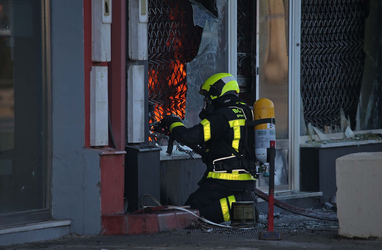 Imágenes del incendio de la nave de pinturas del polígono industrial Zabal Bajo en La Línea