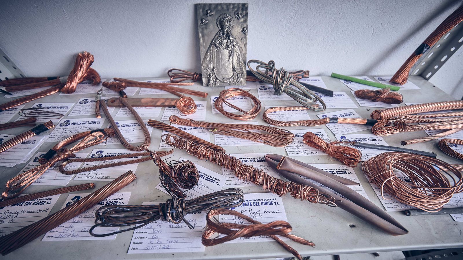 Muestra de cobre, cada uno con su certificado, en una chatarrería jerezana.