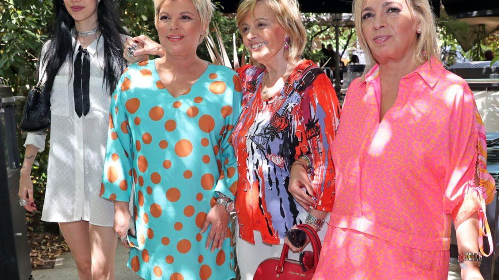 María Teresa Campos (en el centro), junto a sus dos hijas y su nieta Alejandra.