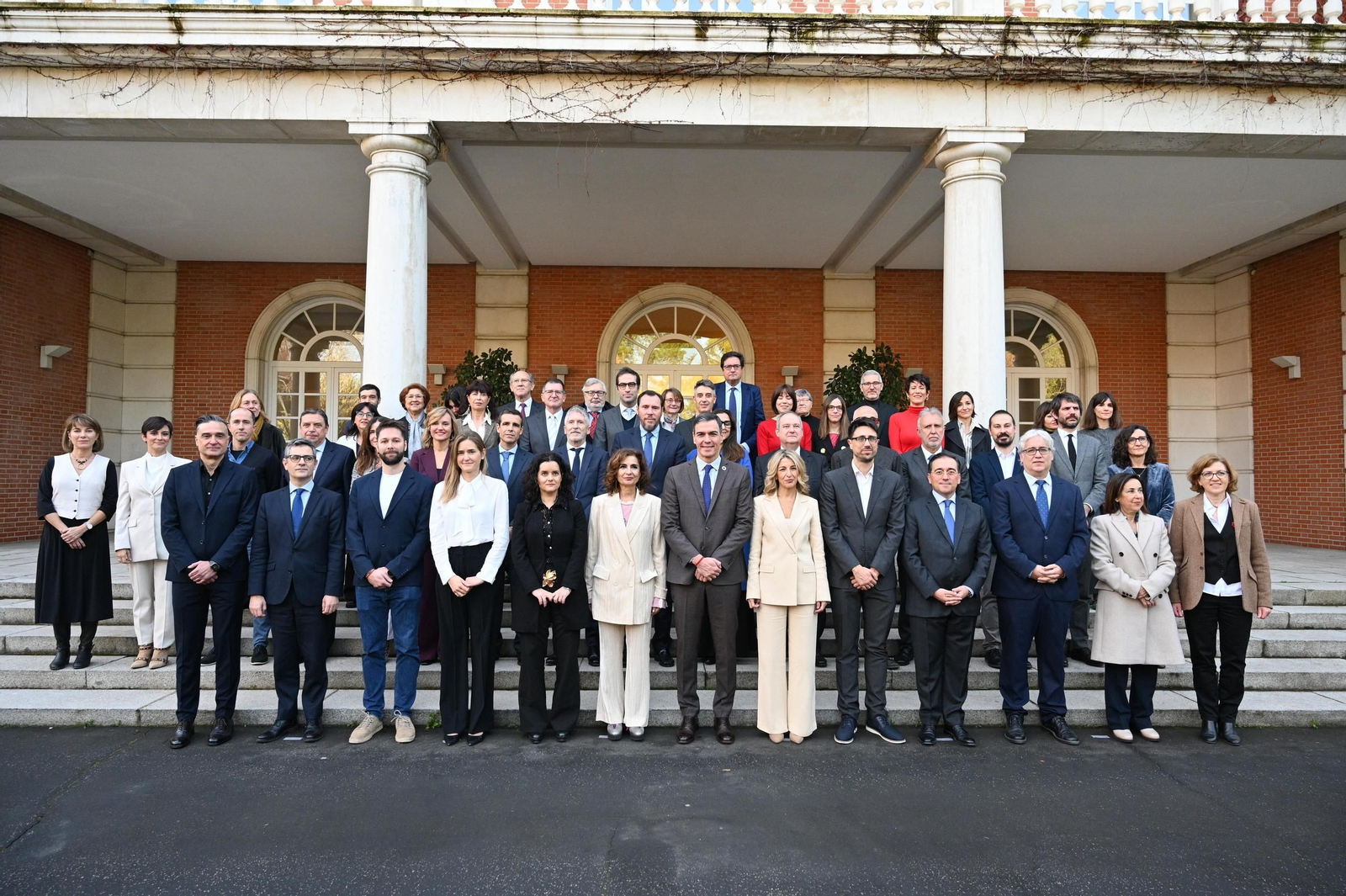 Foto de familia de los asesores junto al Gobierno de España en La Moncloa