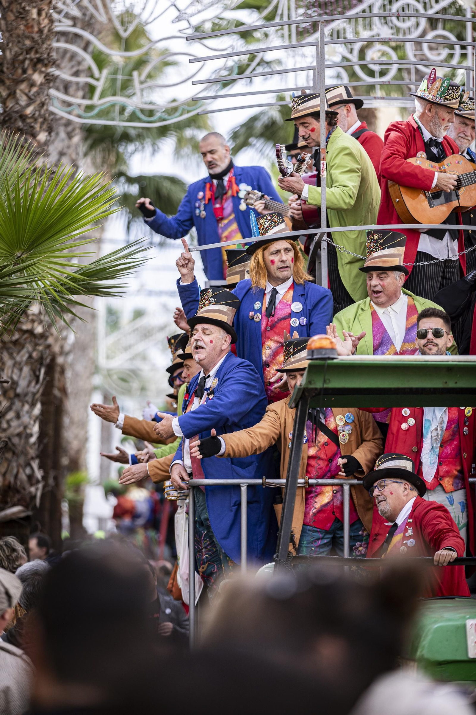 Las imágenes del segundo sábado de Carnaval de Cádiz 2025: Carrusel de coros bajo la lluvia