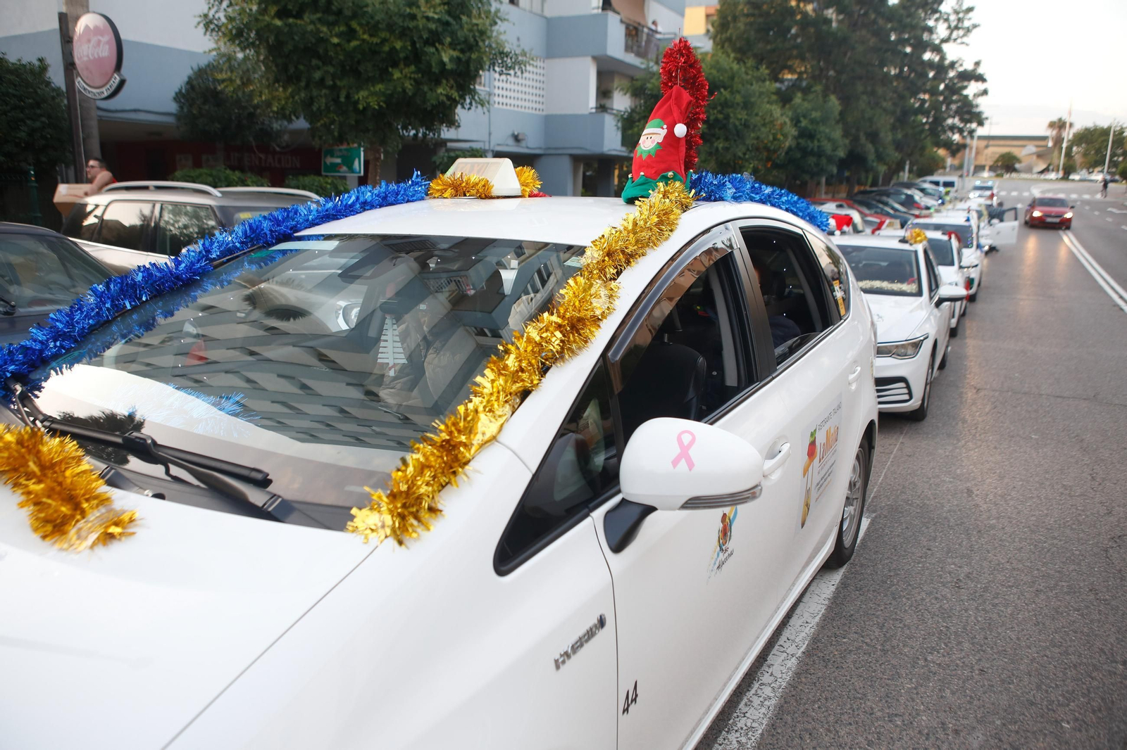Las fotos del paseo en taxi al alumbrado de Navidad de Algeciras para los mayores