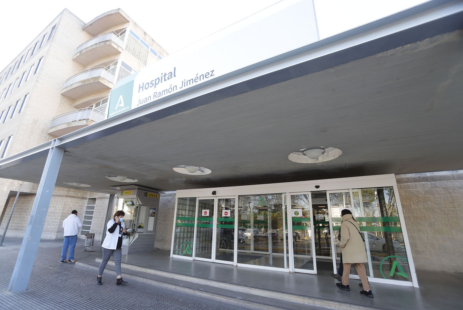 Puerta principal de acceso al hospital Juan Ramón Jiménez de la capital.