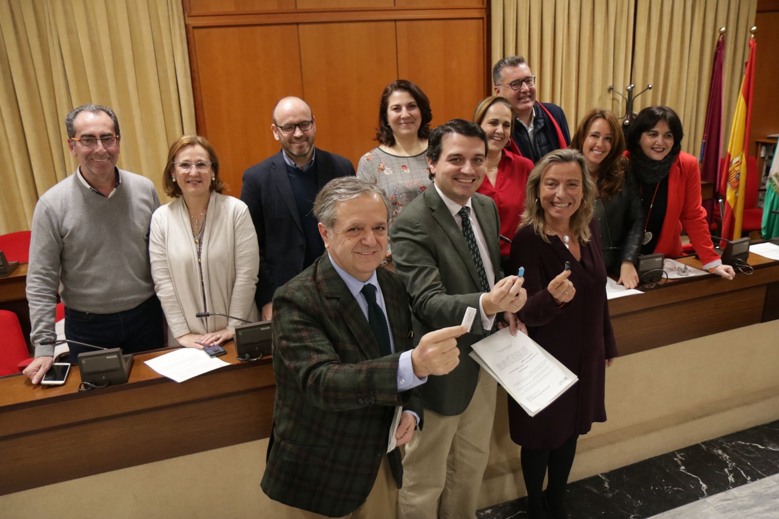 El gobierno municipal posa tras aprobar el anteproyecto de presupuestos.