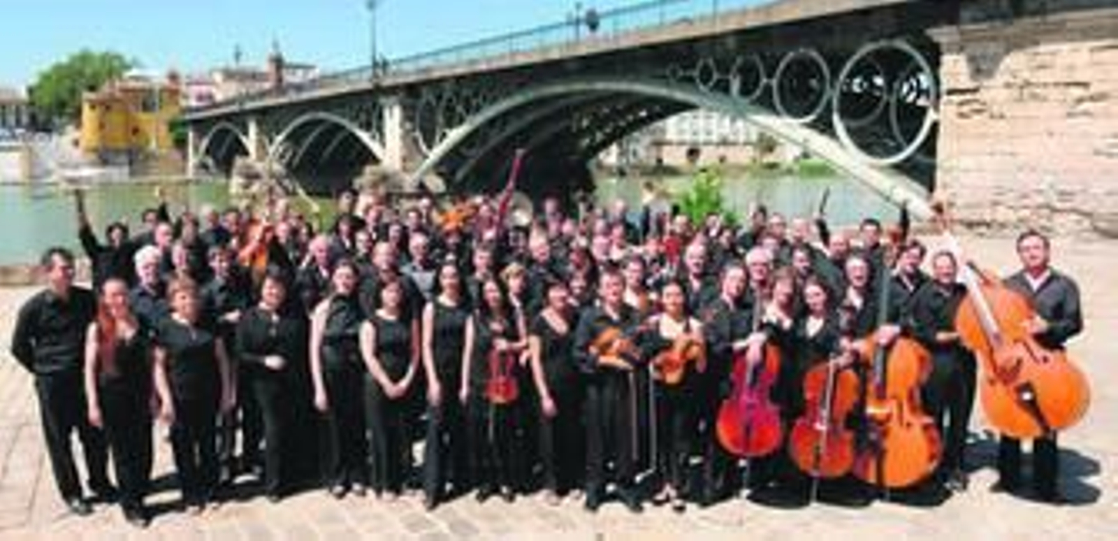 La Orquesta Sinfónica de Sevilla, fotografiada a orilla del río Guadalquivir en Sevilla.