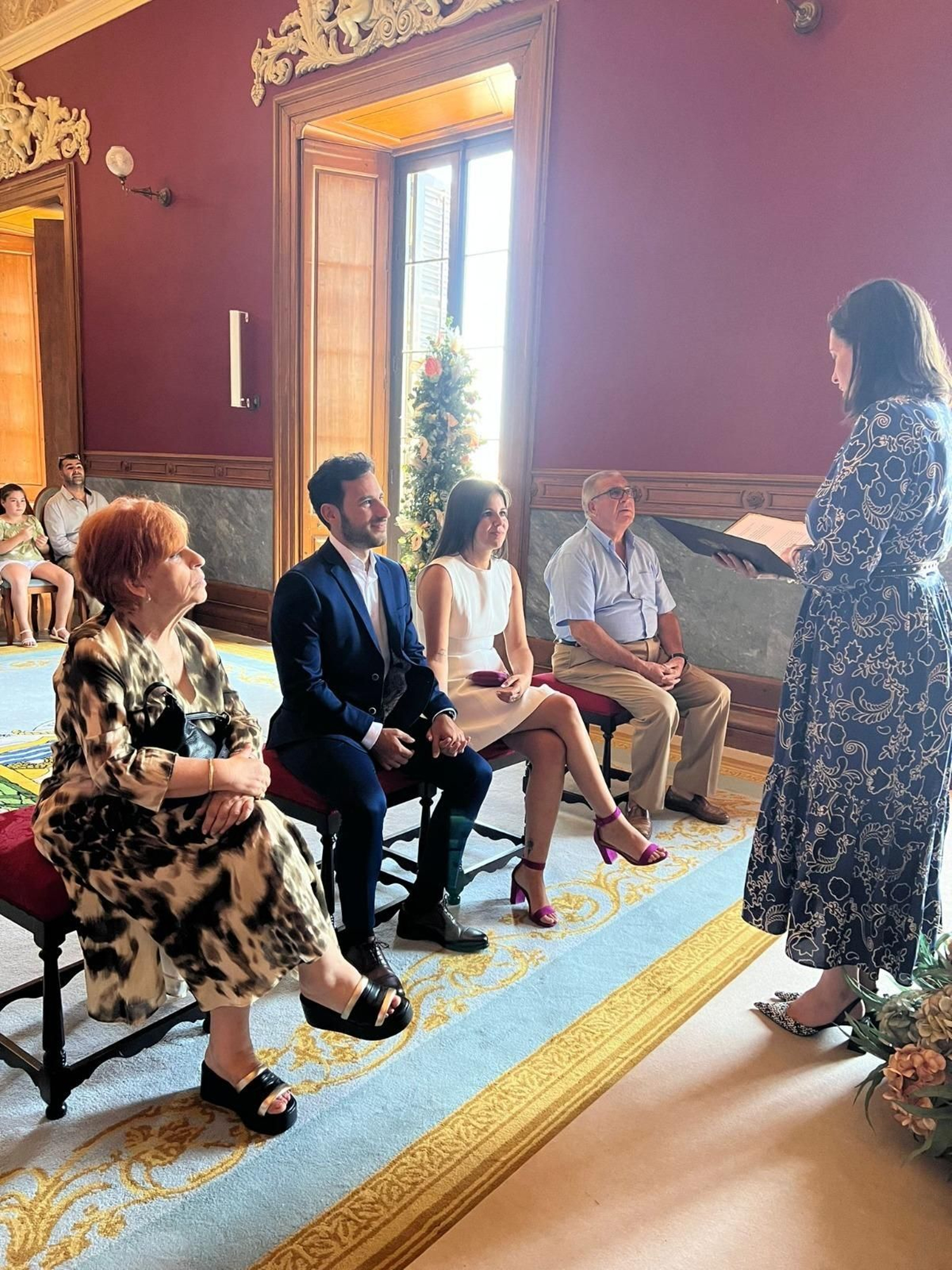Inmaculada y Alejandro ante la alcaldesa de San Fernando que oficia su boda en el Ayuntamiento.