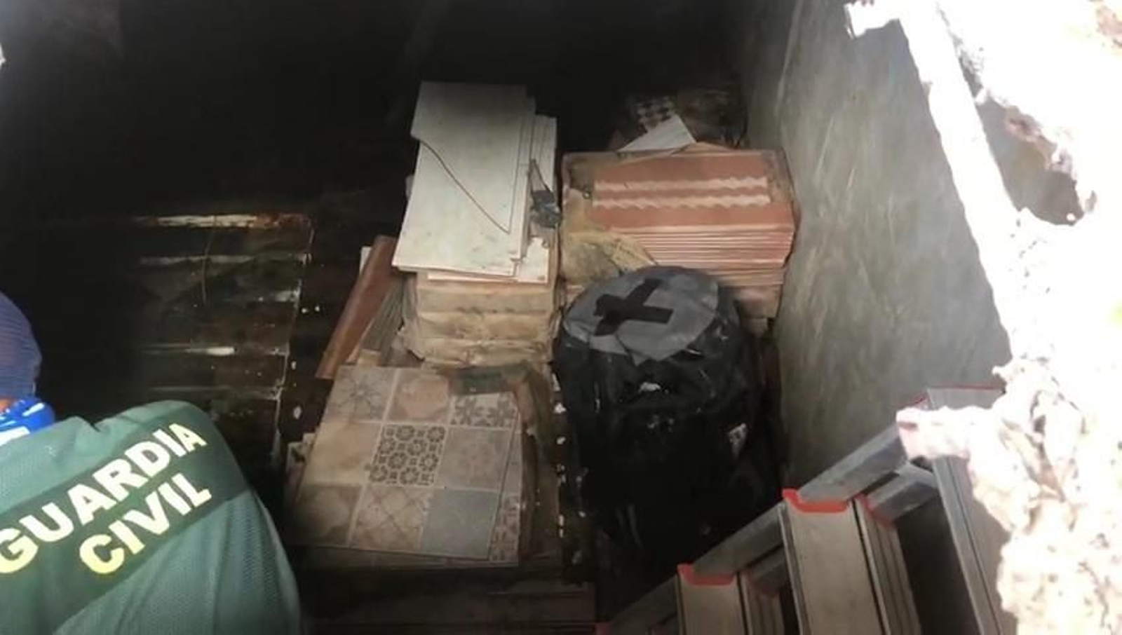 Interior de uno de los zulos con droga localizados por la Guardia Civil en la operación Dismantle. Interior de uno de los zulos con droga localizados por la Guardia Civil en la operación Dismantle.