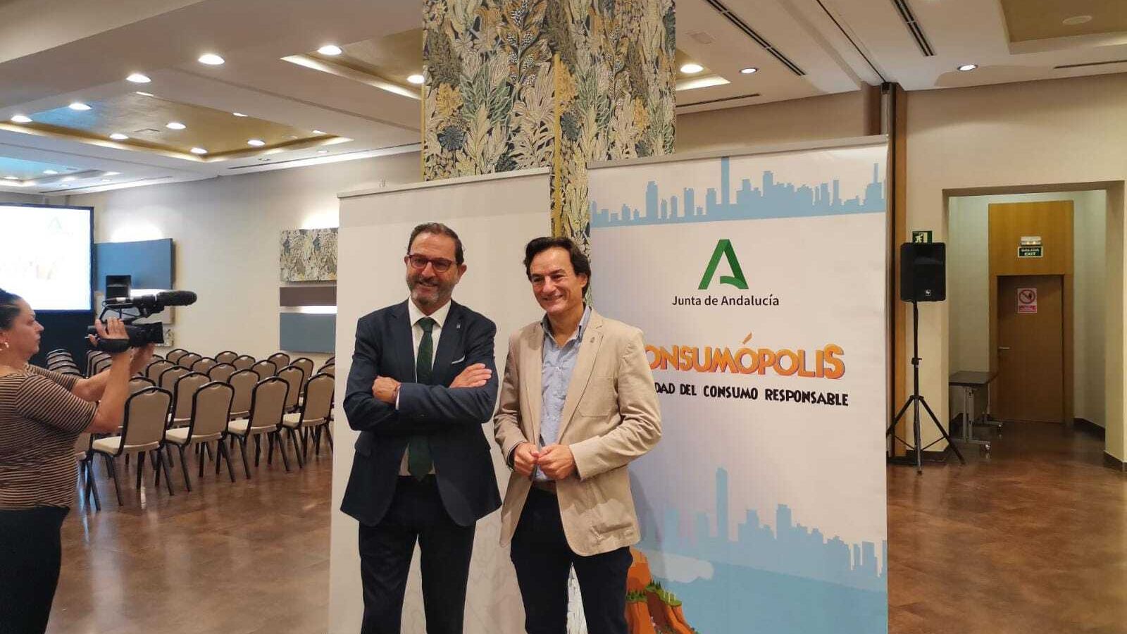 El delegado territorial de Salud y Consumo, Carlos Bautista, junto al acto el director general de Consumo, José Agustín González.