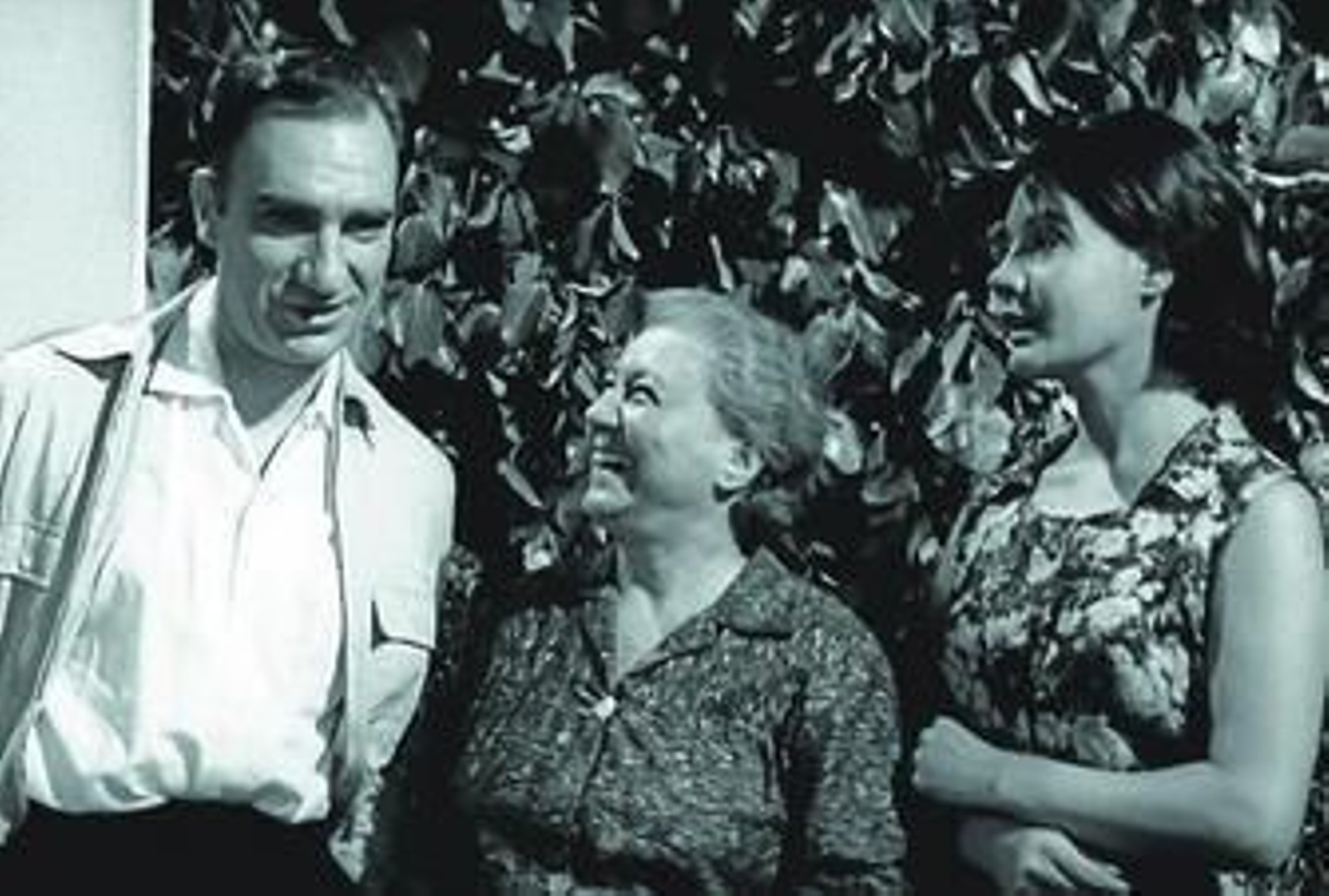 Una escena de la película 'El mundo sigue', que se estrenó en el mes de julio de 1965.