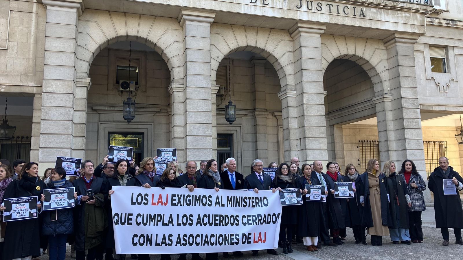 Letrados de la Administración de Justicia, durante su concentración de este martes ante la Audiencia.