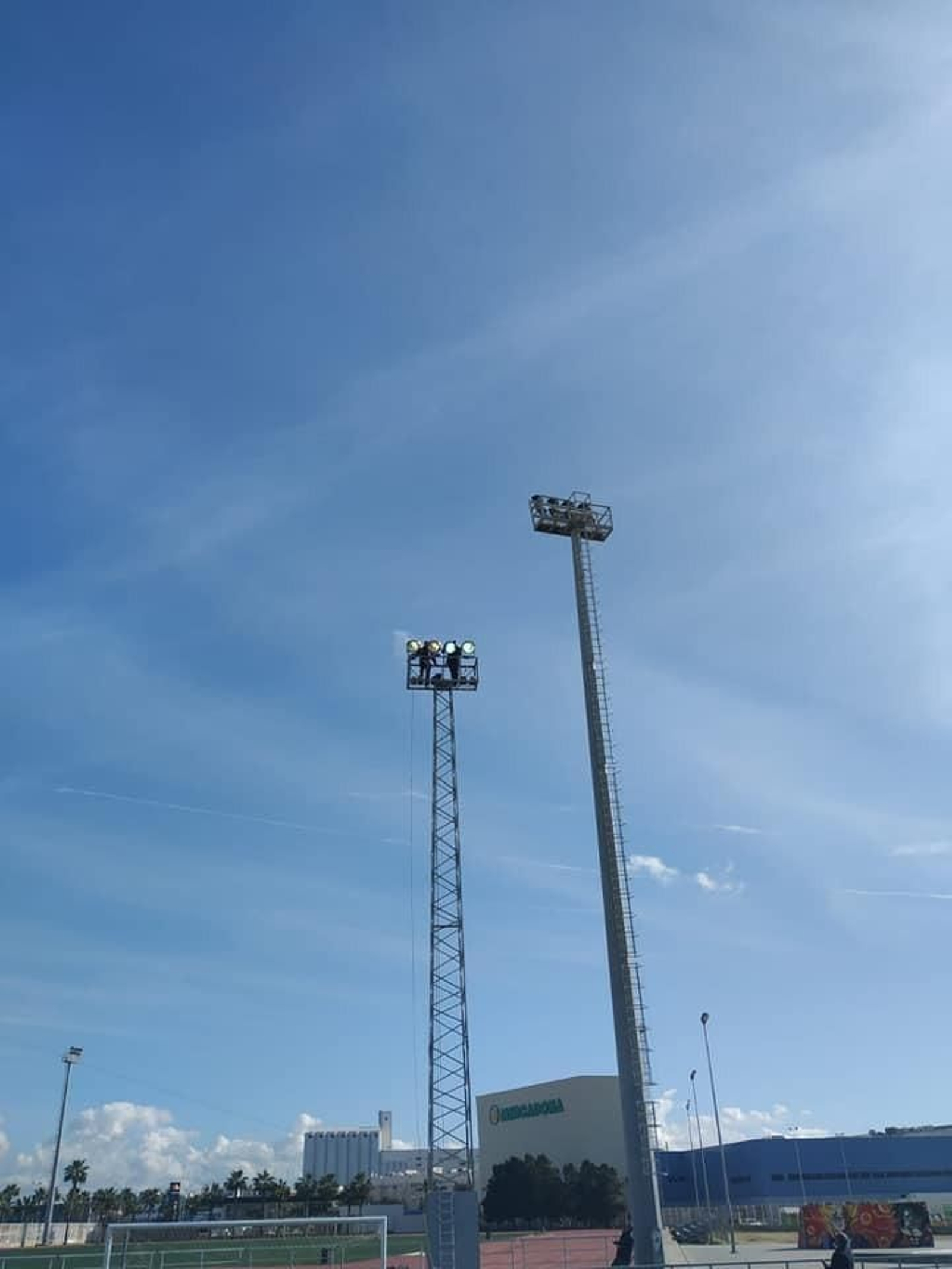 Imagen de las torretas del Complejo Puntales-La Paz en las que se están sustituyendo focos.