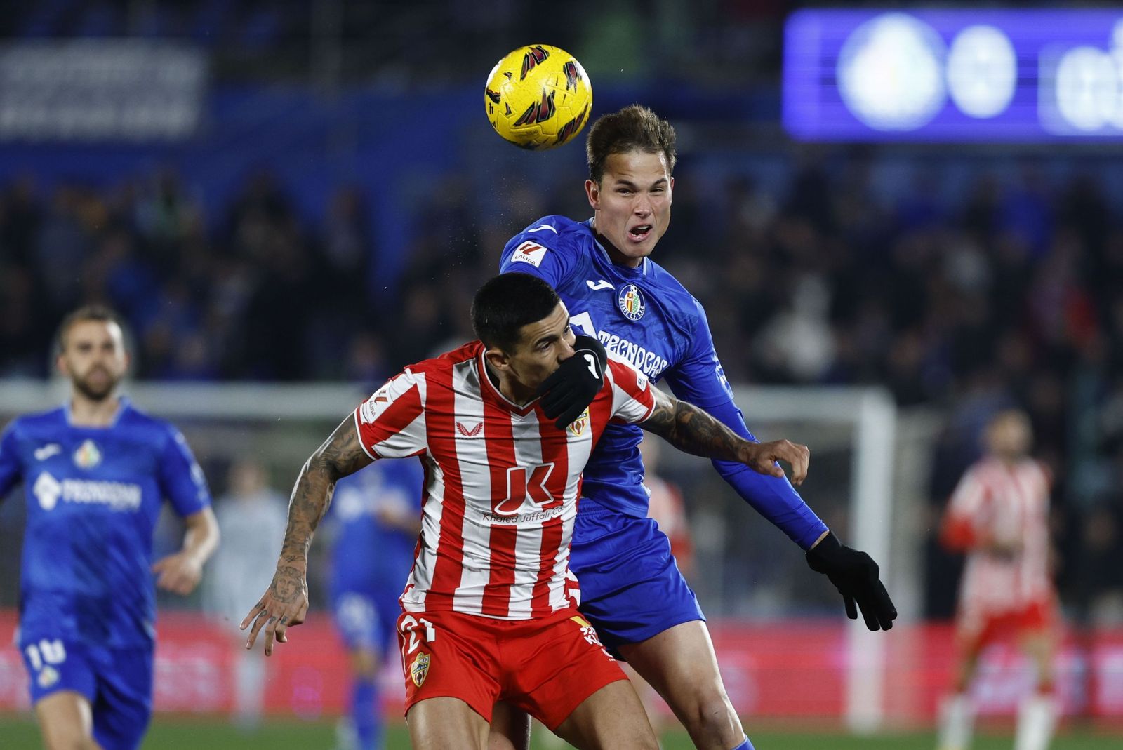 Chumi cuerpea con Juanmi Latasa en una de las disputas vividas en el Coliseum.