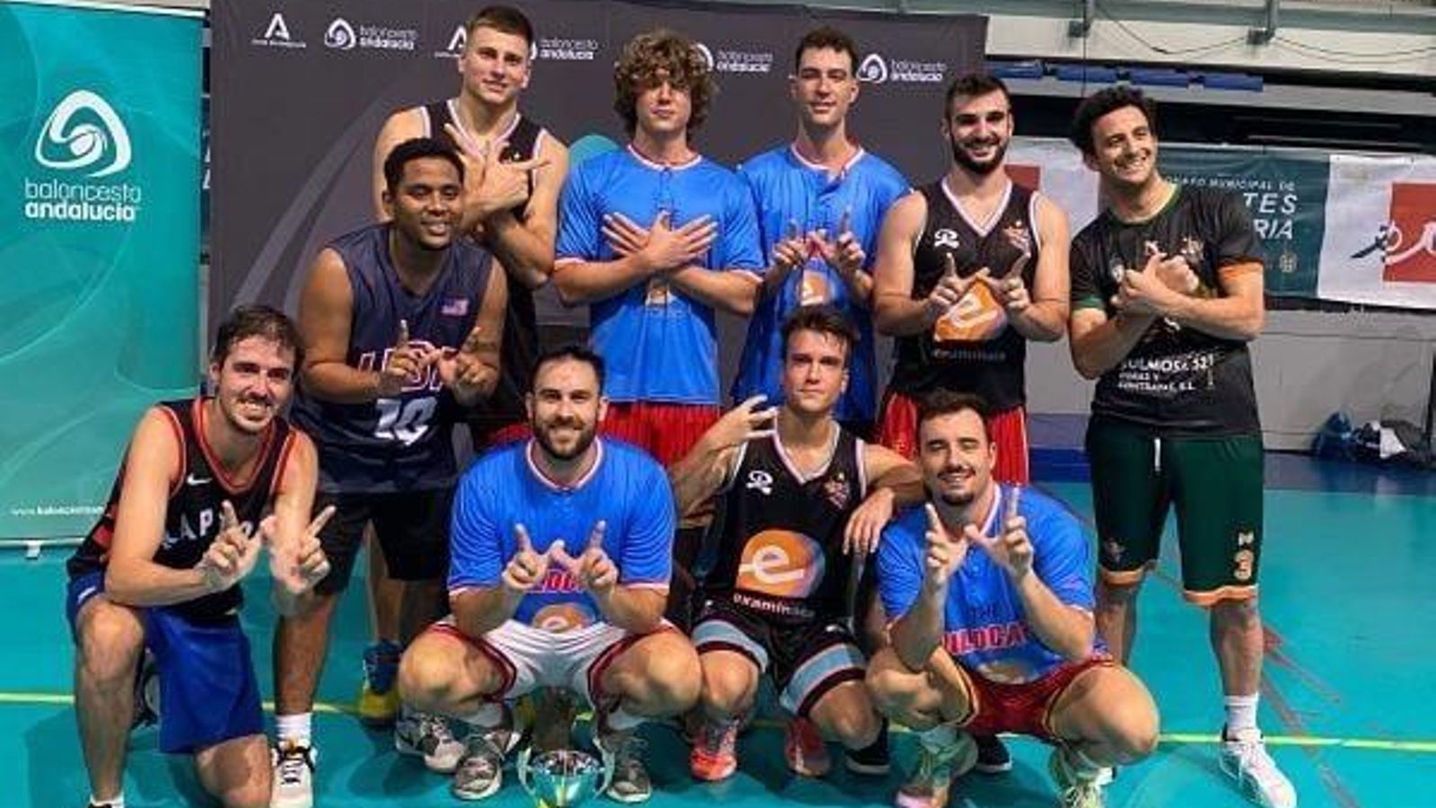 Los campeones hacen su reconocida celebración tras vencer en la final.