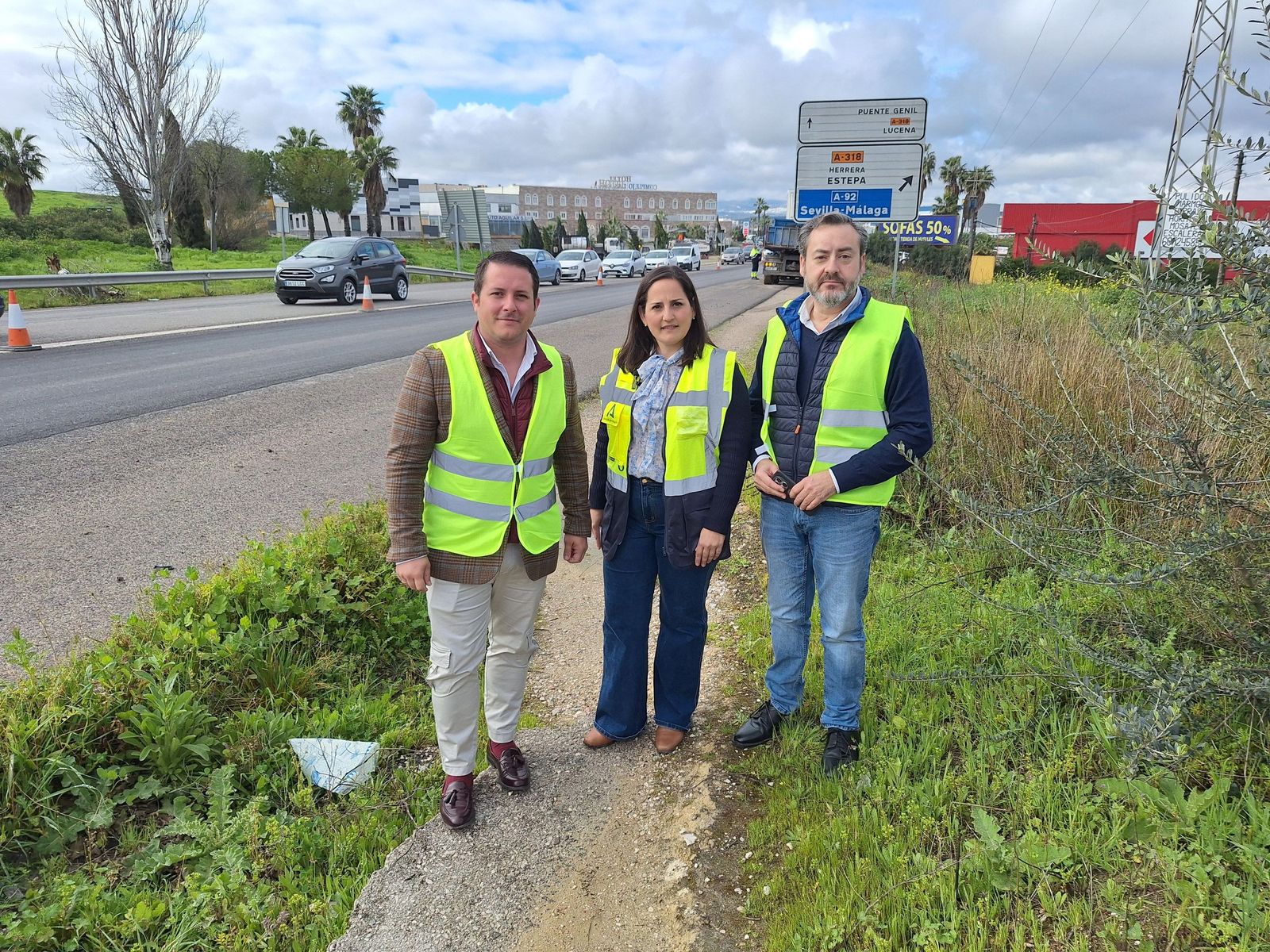 La delegada territorial de Fomento, Carmen Granado, visita las obras de refuerzo del firme en la A-379 a la entrada de Puente Genil.