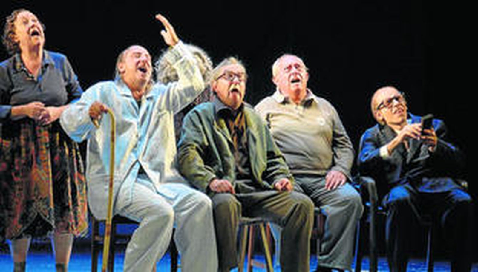 La compañía Joglars, durante la puesta en escena en Granada de su espectáculo '2036 Omena-G'.